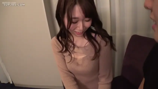 室内 · 座り姿勢 · 紧身针织衫 · 巨乳 · 微笑 · 半身 · 羞涩互动