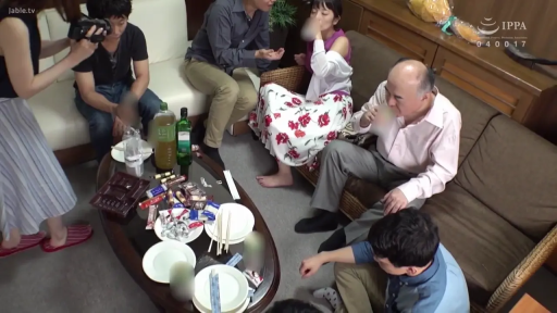 Sitting Posture · Living room · 零食 · 多人 · Pleasant · Everyday clothing · Gathering for dining and drinking