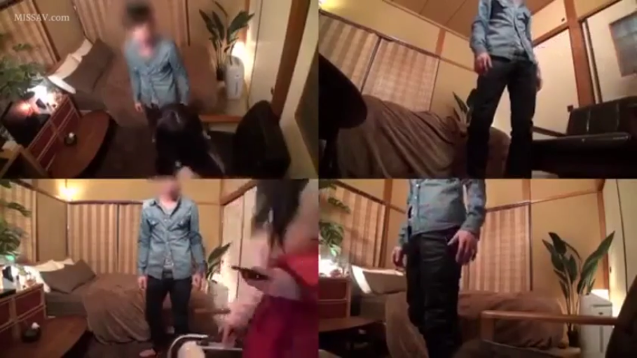 站立 · 中景 · 剧情 · 手机 · 互动 · 模糊 · 酒店卧室 · 牛仔衣