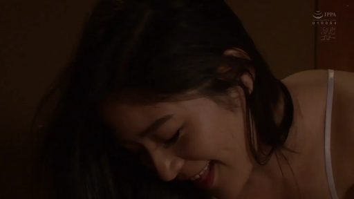 悦楽 · うつ伏せ · 微笑 · 顔のクローズアップ · 白色吊帯 · 薄暗な室内 · 大特写