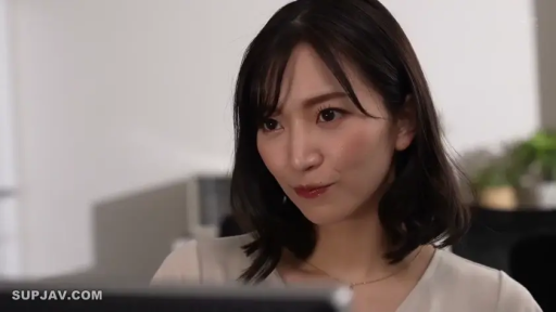 座り姿勢 · パソコン · 顔のクローズアップ · OL · 沉稳 · 淡い色のトップス · 工作 · 办公区