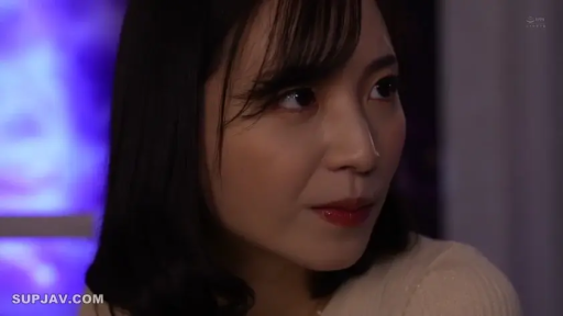 室内 · 平静 · 侧脸特写 · ベージュのニットセーター · 观望 · 黑发 · 侧向注视