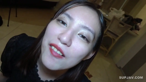 室内 · 顔のクローズアップ · 仰頭 · 注视镜头 · アジア人女性 · 微かに口を開く · 黒いレースのトップス