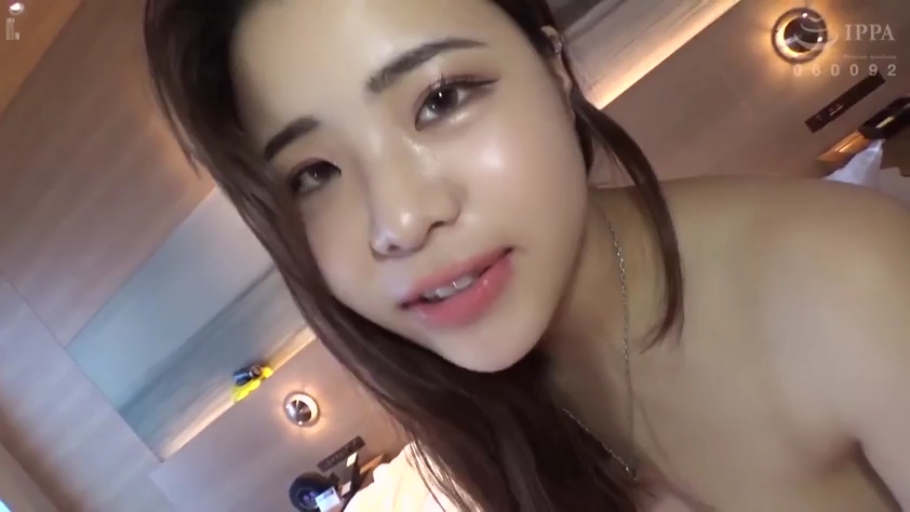 脸部特写 · 卧室 · 项链 · 裸体 · 诱惑 · 妩媚 · 侧卧 · 自拍视角