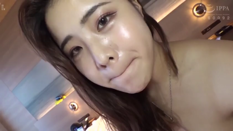 脸部 · 卧室 · 项链 · 裸体 · 注视 · 卧姿 · 极致特写 · 抿嘴