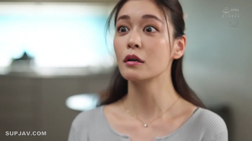 室内 · 脸部特写 · 灰色针织衫 · 正面 · 观看 · 震惊