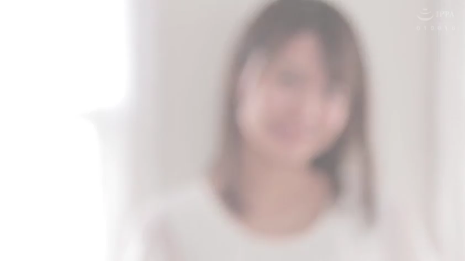 室内 · 微笑 · 注视 · 特写 · 正面 · 白色衣服 · 模糊图像