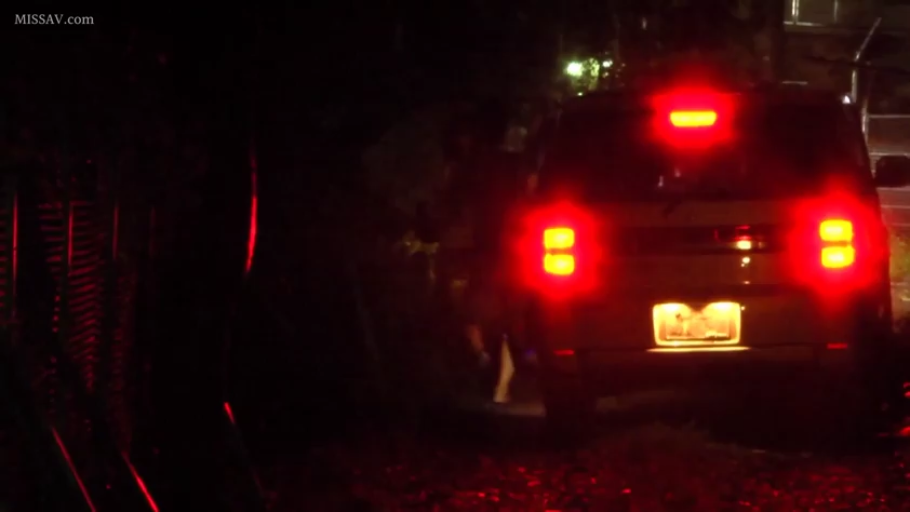 站立 · 休闲装 · 远景 · 户外