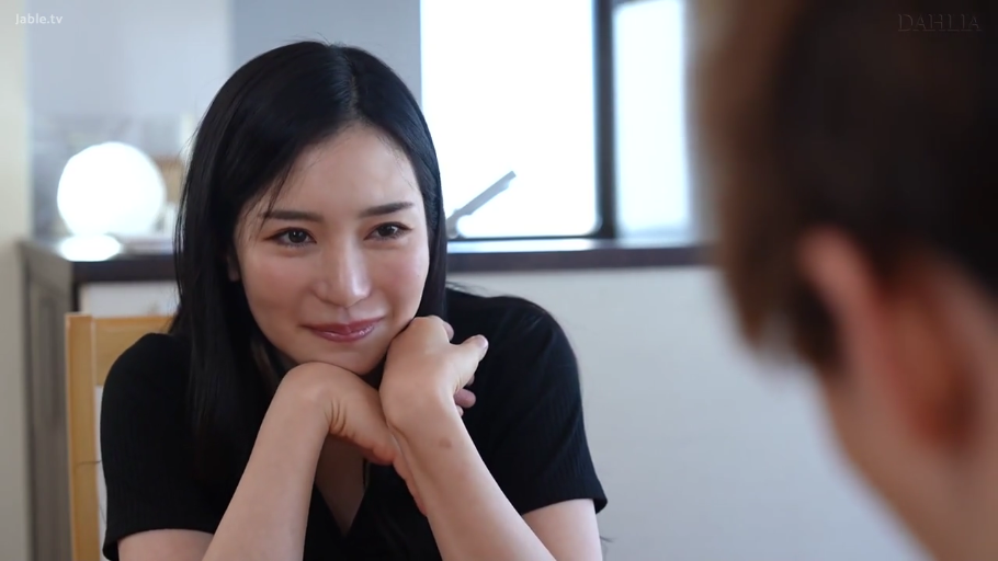 室内 · 坐姿 · 交谈 · 脸部 · 微笑 · 长发 · 黑色上衣 · 桌椅