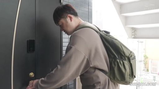 侧面 · 单人 · 站立 · 站姿 · 自然 · 休闲装 · 走廊 · 背包