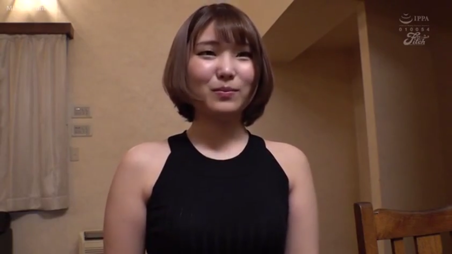 室内 · 座り姿勢 · 微笑 · カメラに向かって · 半身 · ショートヘア · 黑色无袖上衣