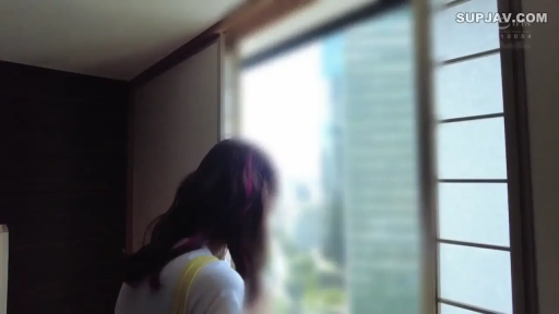 马赛克 · 站立 · 白色短袖 · 背影 · 窗户 · 观望 · 室内窗边