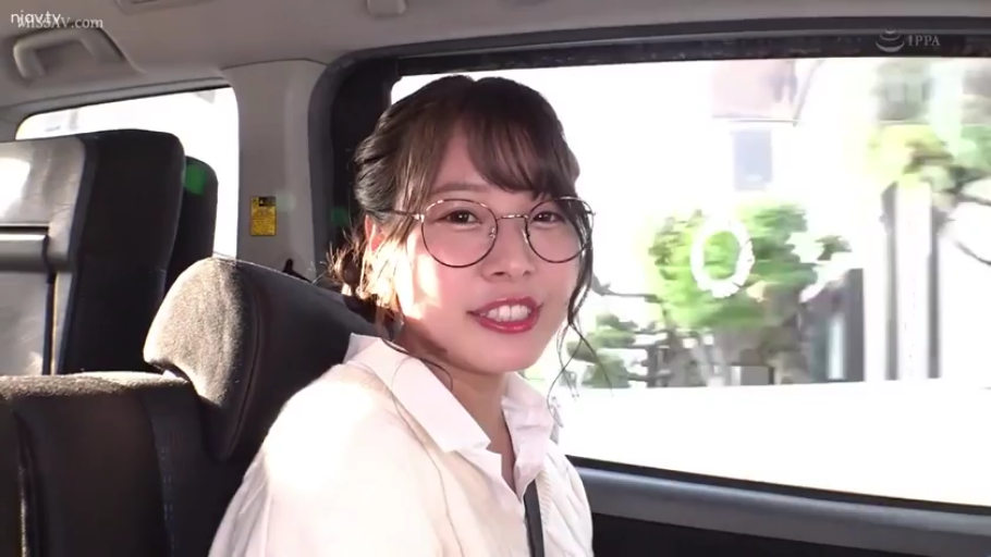 眼镜 · 脸部特写 · 微笑 · 白色衬衫 · 对视 · 车内 · 素人感 · 侧身坐