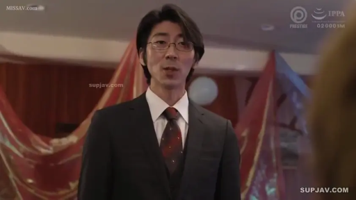 室内 · 严肃 · 眼镜 · 站立 · 西装 · 职场 · 头部 · 讲话