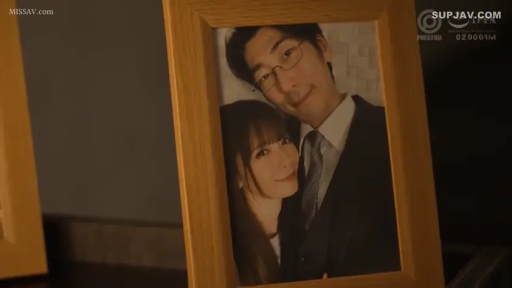 室内 · 脸部 · 微笑 · 西装 · 合影 · 依偎 · 相框 · 夫妻