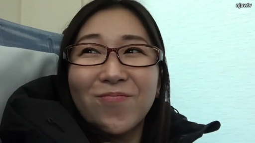 室内 · 眼镜 · 脸部特写 · 微笑 · 凝视 · 正面 · 黑色外套 · 成年女性