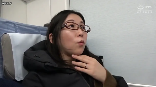 坐姿 · 脸部特写 · 电车 · 羽绒服