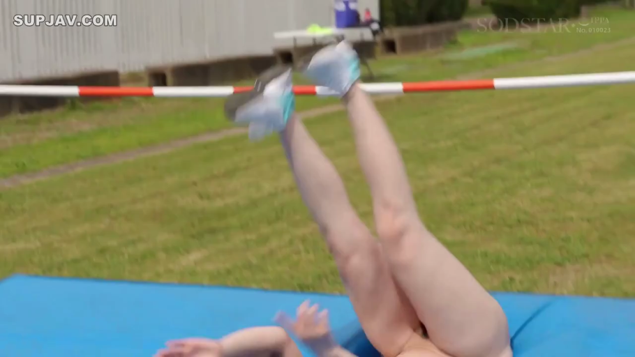 運動靴 · 脚 · 屋外芝生 · 横杆 · 倒立 · 跳高 · 野外全裸