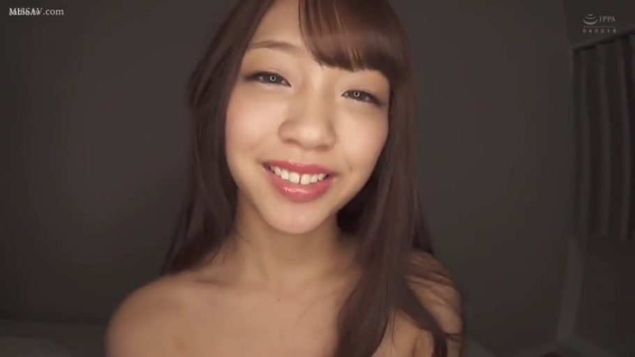 Indoor · Close-up of the face · Smile · Nude · Gaze · 长发 · 正面