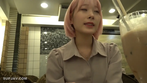 坐姿 · 交谈 · 自然 · 面部特写 · 室内餐厅 · 浅色衬衫 · 冷饮 · 粉色短发