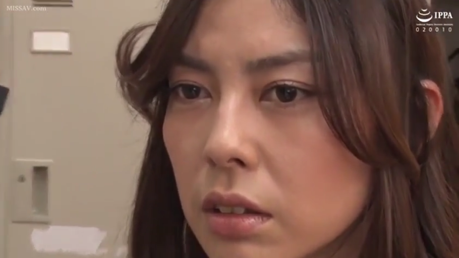 室内 · 脸部特写 · 凝视 · 储物柜 · 惊讶 · 正面 · 亚洲女性 · 无可见衣物