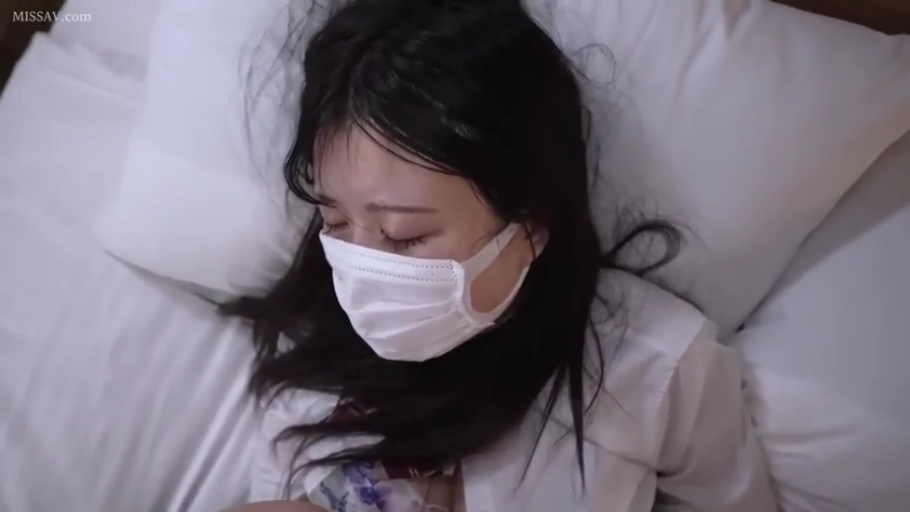 脸部特写 · 白衬衫 · 仰卧 · 床上