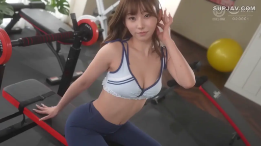 坐姿 · 中景 · 微笑 · 亚洲女性 · 健身房 · 撩发 · 运动内衣 · 健身器材