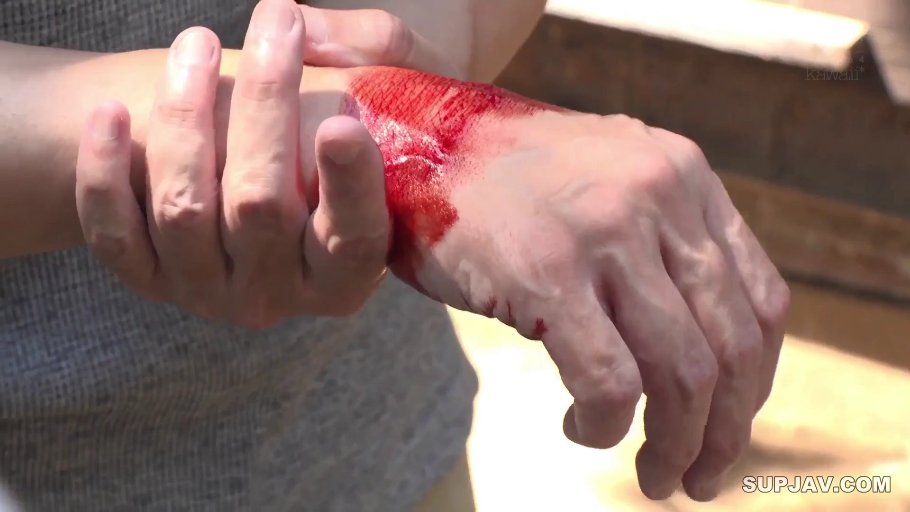 灰色のトップス · 屋外 · 手部特写 · 血迹 · 抓握手腕 · 受伤流血 · 恐怖暴力