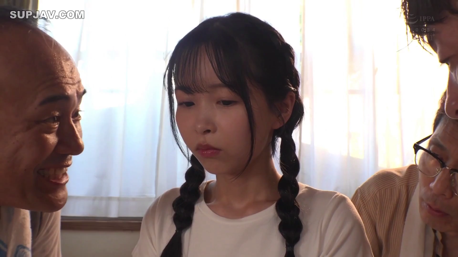 室内 · 面部特写 · 白色T恤