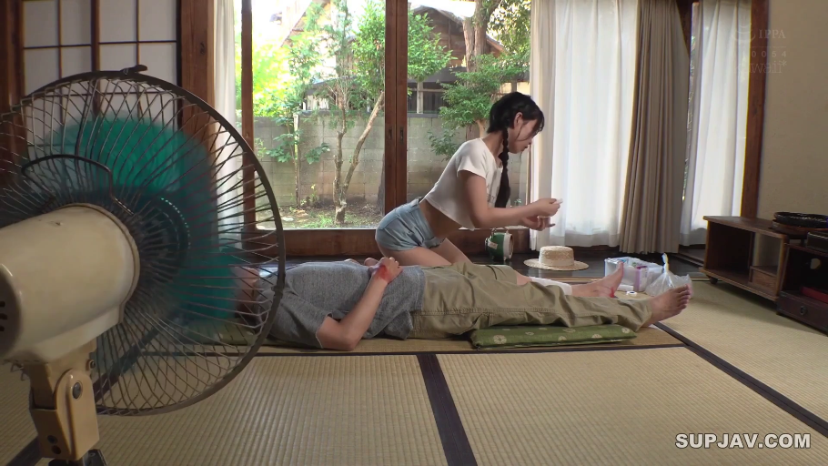 跪坐 · 远景 · 白色短T恤 · 认真 · 医药包 · 日式和室 · 处理伤口