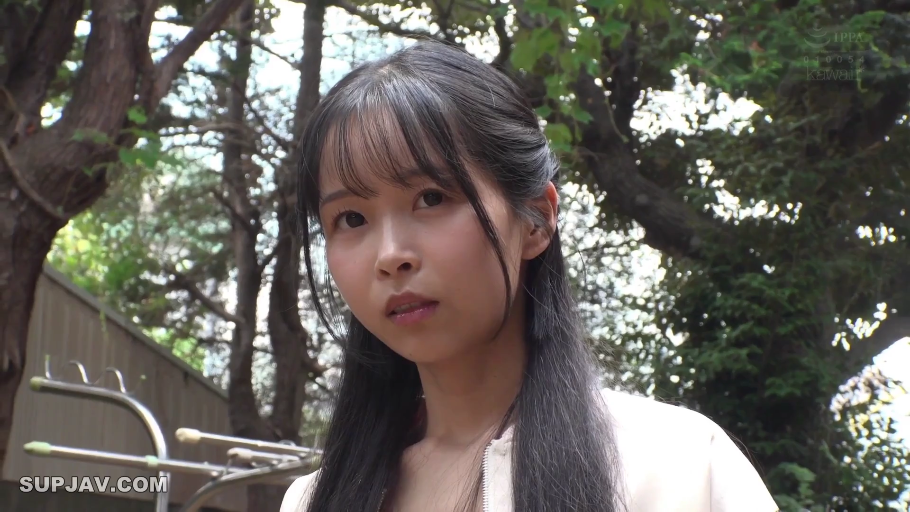 Close-up of the face · Standing Posture · White top · Outdoor · 注视镜头 · 长发 · 迷茫