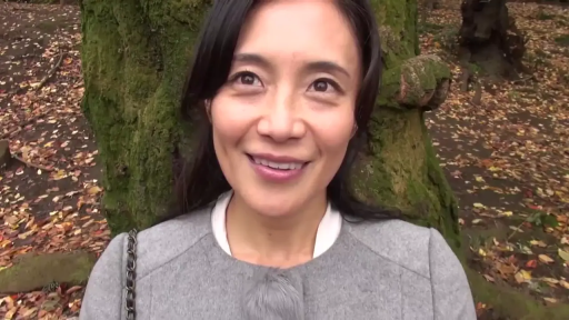 顔 · 站立 · 微笑 · 注視 · 屋外 · コート · 森林 · 肩带