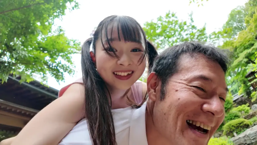 脸部特写 · 粉色背心 · 自然光 · 户外园林 · 亲密互动 · 灿烂笑容 · 背负姿势