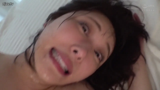 全裸 · 销魂 · 仰卧 · 面部特写 · 床上 · 汗水 · 性爱中