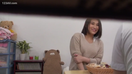 室内 · 坐姿 · 中景 · 微笑 · 偷窥视角 · 聊天 · 针织衫 · 毛绒玩具