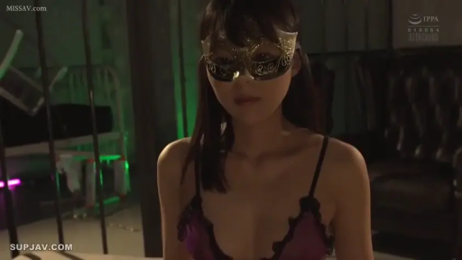 室内 · 展示 · 站姿 · 半身特写 · 薄暗 · 冷静 · 紫色のランジェリー · 面具