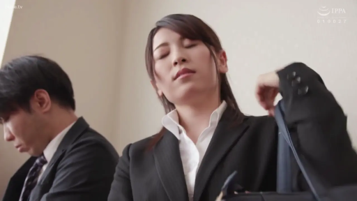 室内 · 坐姿 · 严肃 · 职业装 · 注视 · 近景 · 职场