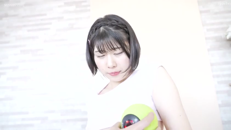 室内 · 半身特写 · 白色无袖上衣