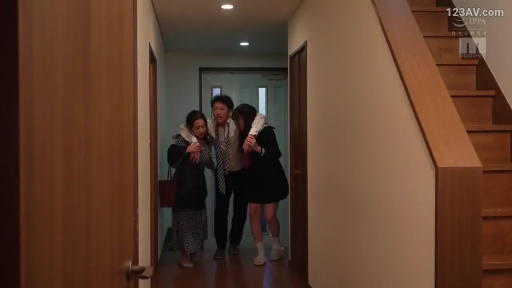 中景 · 站姿 · 微笑 · 休闲装 · 室外 · 社交 · 饮料瓶 · 夜晚