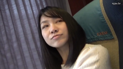 坐姿 · 脸部特写 · 平淡 · 座椅 · 日常 · 白色针织衫 · 侧视 · 交通工具