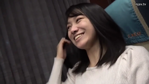 面部特写 · 车内 · 笑容 · 白色毛衣 · 侧坐 · 撩发 · 真实感