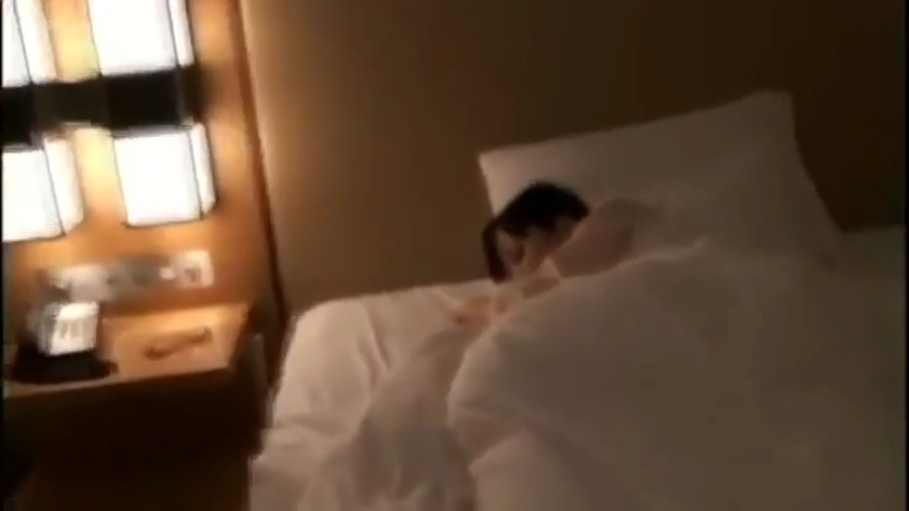 闭眼 · 床 · 裸体 · 酒店 · 昏暗 · 侧卧 · 睡觉