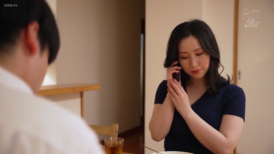 室内 · 站立 · 微笑 · 台灯 · 上半身 · 长发 · 蓝色连衣裙 · 整理服装