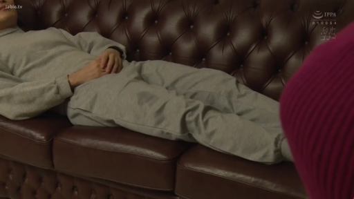 Indoor · Stand · Medium shot · Stairs · bland · Enter · 红色无袖上衣与米色裙子 · 玄关门口