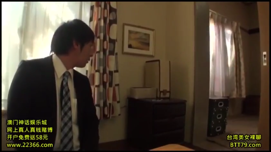 室内 · 座り姿勢 · 中景 · 平静 · 窗帘 · スーツ · 男性 · 观看