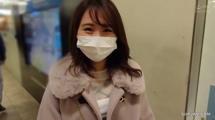 Close-up of the face · Stand · Smile · Gaze · Corridor · 口罩 · Amateur · Fur-collar coat