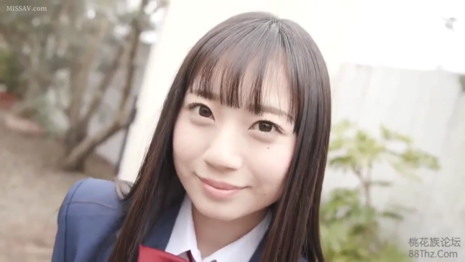 顔部のクローズアップ · 微笑 · 制服 · 注視 · 屋外 · 正面 · 黑发