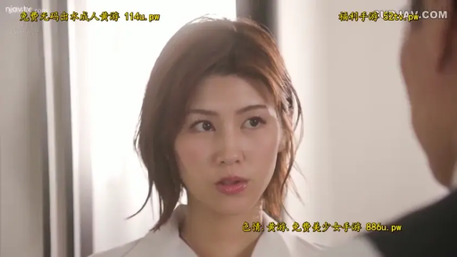 室内 · 严肃 · 站立 · 面部特写 · 对视 · 短发 · 白色制服