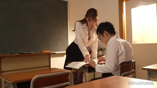 严肃 · 教室 · 师生 · 中景 · 包臀裙 · 弯腰 · 黑板 · 授课诱惑