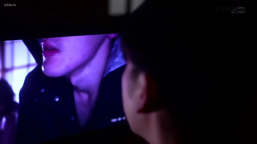 室内 · 黑色上衣 · 颈部特写